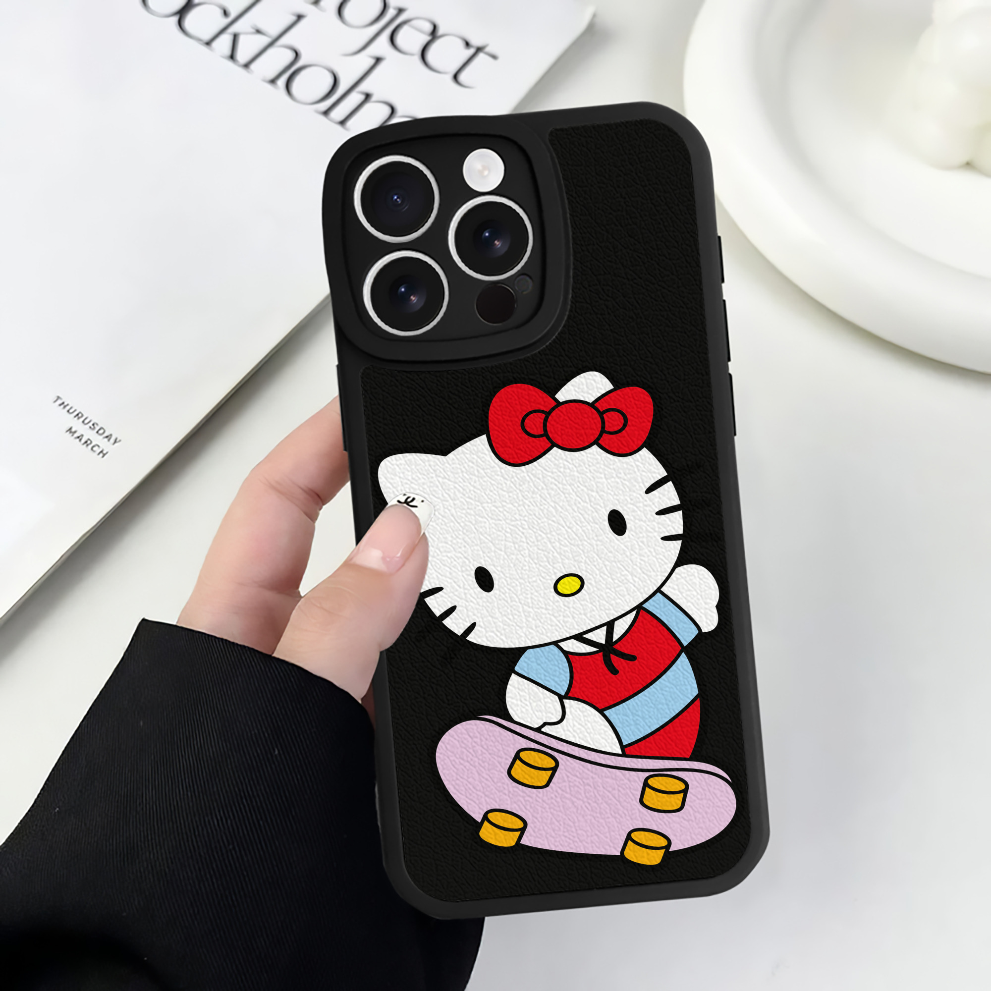 （画像用） Hello Kitty ハローキティ 【iPhone 16シリーズ対応】シリコンスマホケース（レザー調） 材質：シリコン
